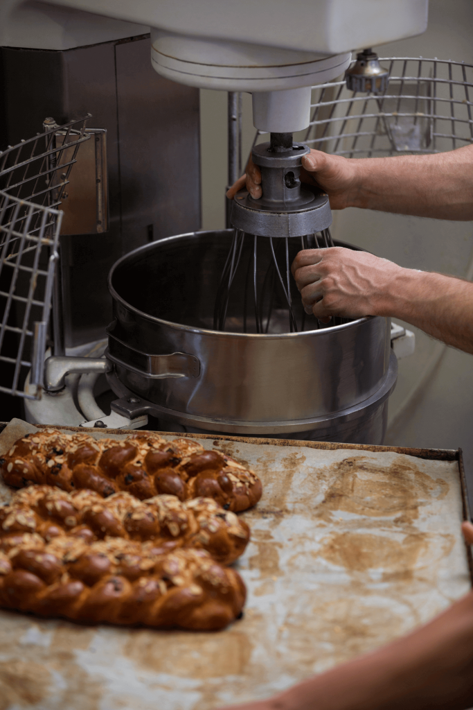 Broodjes bakken in industriële keuken met mixer